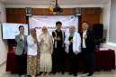Pasangan Rifky Alhabsyi dan Yulia Rahmayani bersama bayi pertama mereka setelah berhasil melalui program bayi tabung di Smart Fertility Clinic dan persalinan di Primaya Evasari Hospital. (Posnews/Ist)
