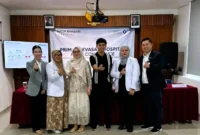 Pasangan Rifky Alhabsyi dan Yulia Rahmayani bersama bayi pertama mereka setelah berhasil melalui program bayi tabung di Smart Fertility Clinic dan persalinan di Primaya Evasari Hospital. (Posnews/Ist)