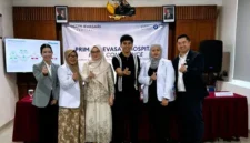 Pasangan Rifky Alhabsyi dan Yulia Rahmayani bersama bayi pertama mereka setelah berhasil melalui program bayi tabung di Smart Fertility Clinic dan persalinan di Primaya Evasari Hospital. (Posnews/Ist)