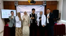Pasangan Rifky Alhabsyi dan Yulia Rahmayani bersama bayi pertama mereka setelah berhasil melalui program bayi tabung di Smart Fertility Clinic dan persalinan di Primaya Evasari Hospital. (Posnews/Ist)
