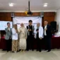Pasangan Rifky Alhabsyi dan Yulia Rahmayani bersama bayi pertama mereka setelah berhasil melalui program bayi tabung di Smart Fertility Clinic dan persalinan di Primaya Evasari Hospital. (Posnews/Ist)

