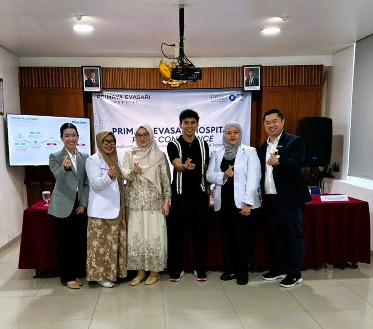 Pasangan Rifky Alhabsyi dan Yulia Rahmayani bersama bayi pertama mereka setelah berhasil melalui program bayi tabung di Smart Fertility Clinic dan persalinan di Primaya Evasari Hospital. (Posnews/Ist)
