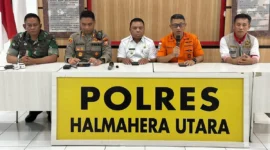 Gunung Dukono Erupsi, Tujuh WNA Singapura dan 10 WNI Berhasil Dievakuasi. (Posnews/Ist)