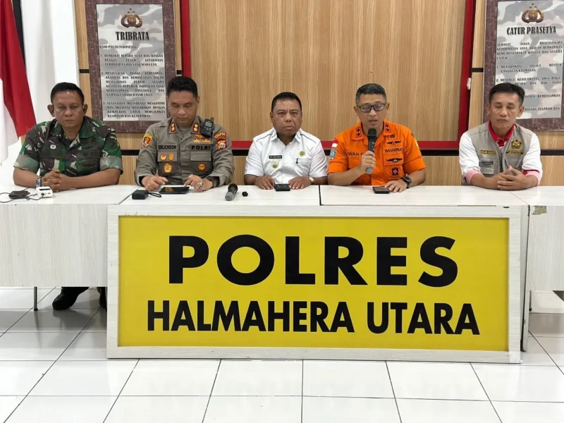 Gunung Dukono Erupsi, Tujuh WNA Singapura dan 10 WNI Berhasil Dievakuasi. (Posnews/Ist)