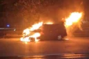 Ilustrasi, mobil minibus terbakar. (Posnews/TMC PMJ)