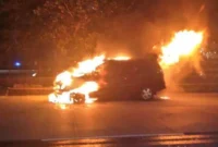 Ilustrasi, mobil minibus terbakar. (Posnews/TMC PMJ)