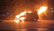 Ilustrasi, mobil minibus terbakar. (Posnews/TMC PMJ)