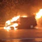 Ilustrasi, mobil minibus terbakar. (Posnews/TMC PMJ)