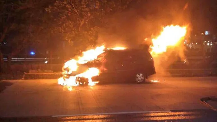 Ilustrasi, mobil minibus terbakar. (Posnews/TMC PMJ)