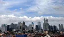 Ilustrasi langit berawan di kawasan Jakarta saat BMKG memprediksi cuaca Jabodetabek didominasi awan dengan potensi hujan di sejumlah wilayah pada Sabtu 9 Mei 2026. (Posnews/BMKG)