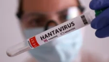 Ilustrasi, petugas kesehatan melakukan pemeriksaan terkait dugaan kasus hantavirus di Kulon Progo, Yogyakarta. (Posnews/Net)
