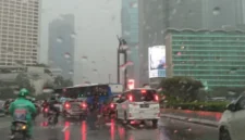 Jakarta Diguyur Hujan, Sejumlah Kota di Indonesia Berpotensi Hujan Petir. (Posnews/Ist)