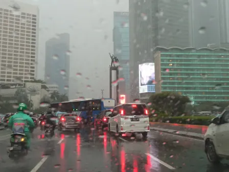 Jakarta Diguyur Hujan, Sejumlah Kota di Indonesia Berpotensi Hujan Petir. (Posnews/Ist)