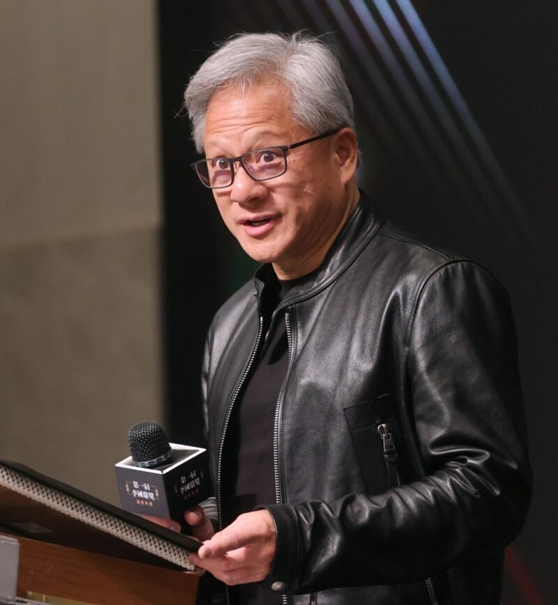 Peluang di tengah ketidakpastian. CEO Nvidia, Jensen Huang, melihat potensi pasar China kembali terbuka bagi chip AI canggih Amerika Serikat, setelah menyertai delegasi Presiden Donald Trump dalam pertemuan tingkat tinggi di Beijing. Dok: Istimewa.