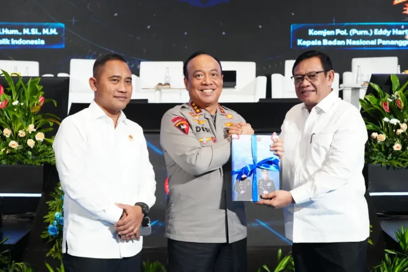 Kadensus 88 Irjen Pol Sentot Prasetyo saat bedah buku tentang ancaman kekerasan dan perlindungan anak di era digital. (Posnews/Ist)