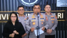 Kadiv Humas Polri Irjen Pol Johnny Eddizon Isir memberikan keterangan soal larangan anggota melakukan live streaming saat bertugas. (Posnews/Ist)