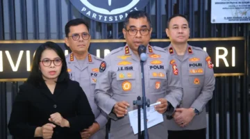 Kadiv Humas Polri Irjen Pol Johnny Eddizon Isir memberikan keterangan soal larangan anggota melakukan live streaming saat bertugas. (Posnews/Ist)