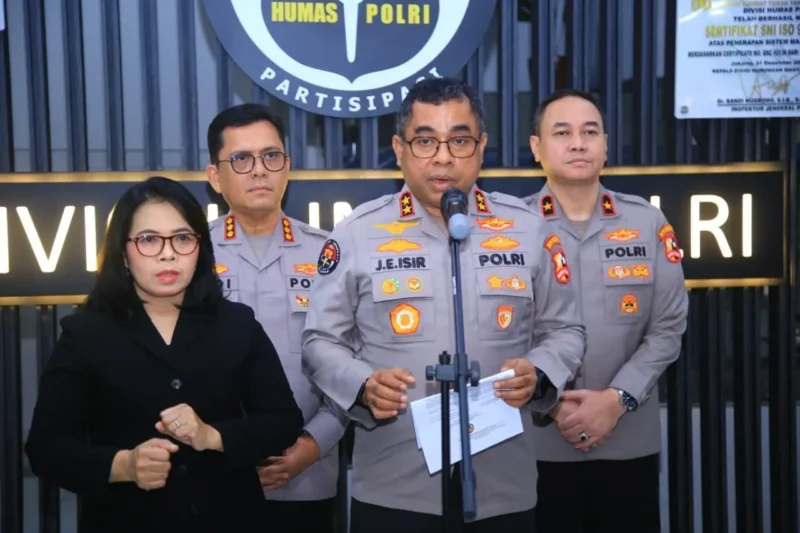Kadiv Humas Polri Irjen Pol Johnny Eddizon Isir memberikan keterangan soal larangan anggota melakukan live streaming saat bertugas. (Posnews/Ist)