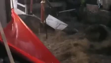 Kali Cikaret Meluap, Masjid dan Rumah Warga Terdampak Longsor di Bogor. (Posnews/Tangkapan layar)