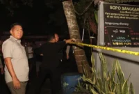 Kapolresta Tangerang bersama warga dan aparat kepolisian memasang garis polisi di warung miras dekat Pusat Pemerintahan Kabupaten Tangerang, Tigaraksa, Selasa malam (12/5/2026). (Posnews/Ist)