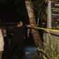 Kapolresta Tangerang bersama warga dan aparat kepolisian memasang garis polisi di warung miras dekat Pusat Pemerintahan Kabupaten Tangerang, Tigaraksa, Selasa malam (12/5/2026). (Posnews/Ist)