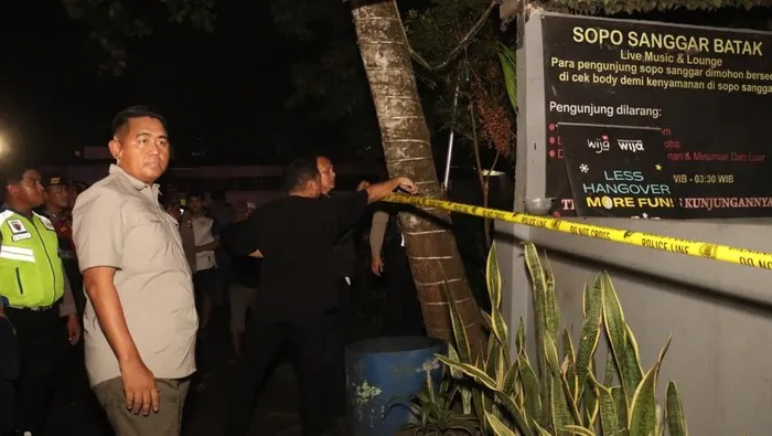 Kapolresta Tangerang bersama warga dan aparat kepolisian memasang garis polisi di warung miras dekat Pusat Pemerintahan Kabupaten Tangerang, Tigaraksa, Selasa malam (12/5/2026). (Posnews/Ist)