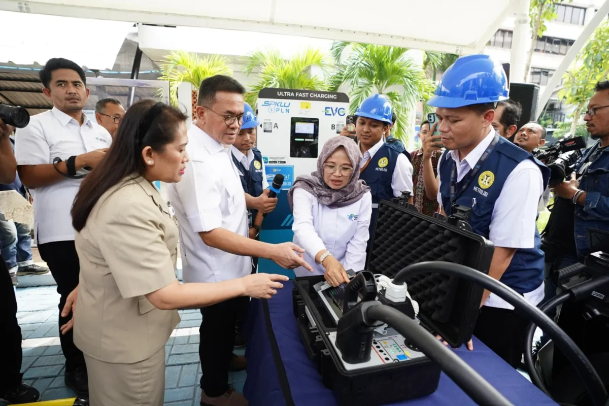 Menteri Perdagangan Budi Santoso menempelkan stiker tera ulang pada alat pengisi daya kendaraan listrik di SPKLU Kemendag Jakarta. (Posnews/Ist)
