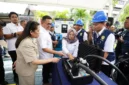 Menteri Perdagangan Budi Santoso menempelkan stiker tera ulang pada alat pengisi daya kendaraan listrik di SPKLU Kemendag Jakarta. (Posnews/Ist)
