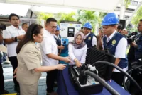 Menteri Perdagangan Budi Santoso menempelkan stiker tera ulang pada alat pengisi daya kendaraan listrik di SPKLU Kemendag Jakarta. (Posnews/Ist)