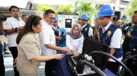 Menteri Perdagangan Budi Santoso menempelkan stiker tera ulang pada alat pengisi daya kendaraan listrik di SPKLU Kemendag Jakarta. (Posnews/Ist)
