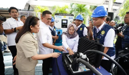 Menteri Perdagangan Budi Santoso menempelkan stiker tera ulang pada alat pengisi daya kendaraan listrik di SPKLU Kemendag Jakarta.