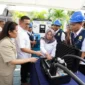 Menteri Perdagangan Budi Santoso menempelkan stiker tera ulang pada alat pengisi daya kendaraan listrik di SPKLU Kemendag Jakarta. (Posnews/Ist)
