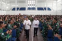 Kepala Staf Kepresidenan Dudung Abdurachman meninjau kesiapan 742 prajurit TNI di PMPP Sentul sebelum diberangkatkan ke Lebanon untuk misi perdamaian PBB. (Posnews/Ist)