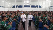 Kepala Staf Kepresidenan Dudung Abdurachman meninjau kesiapan 742 prajurit TNI di PMPP Sentul sebelum diberangkatkan ke Lebanon untuk misi perdamaian PBB. (Posnews/Ist)