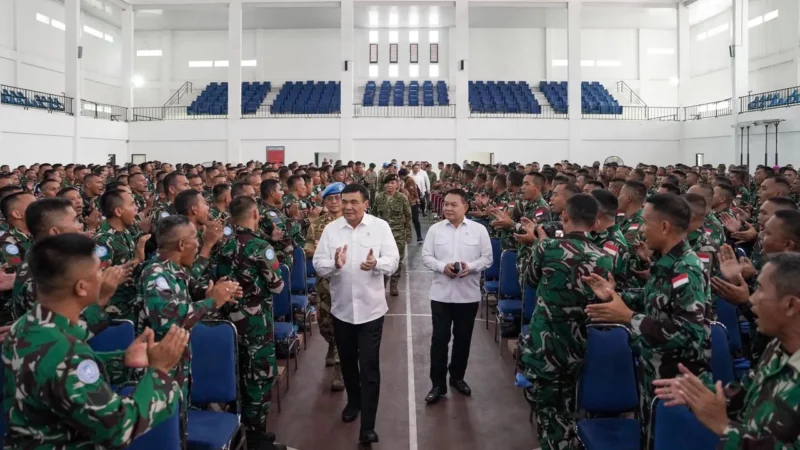 Kepala Staf Kepresidenan Dudung Abdurachman meninjau kesiapan 742 prajurit TNI di PMPP Sentul sebelum diberangkatkan ke Lebanon untuk misi perdamaian PBB. (Posnews/Ist)