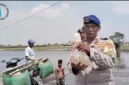 Petugas Polairud Polda Metro Jaya menebar 10 ribu bibit ikan bandeng di kawasan pesisir Desa Pantai Harapan Jaya, Muaragembong, Kabupaten Bekasi untuk mendukung program ketahanan pangan. (Posnews/Ist)