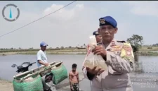Petugas Polairud Polda Metro Jaya menebar 10 ribu bibit ikan bandeng di kawasan pesisir Desa Pantai Harapan Jaya, Muaragembong, Kabupaten Bekasi untuk mendukung program ketahanan pangan. (Posnews/Ist)