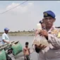 Petugas Polairud Polda Metro Jaya menebar 10 ribu bibit ikan bandeng di kawasan pesisir Desa Pantai Harapan Jaya, Muaragembong, Kabupaten Bekasi untuk mendukung program ketahanan pangan. (Posnews/Ist)
