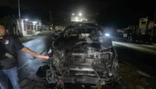 Kondisi kendaraan yang rusak dan terbakar usai kerusuhan pertandingan Persipura Jayapura vs Adhyaksa FC di Stadion Lukas Enembe, Papua. (Posnews/Ist)