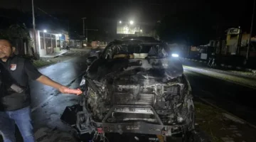 Kondisi kendaraan yang rusak dan terbakar usai kerusuhan pertandingan Persipura Jayapura vs Adhyaksa FC di Stadion Lukas Enembe, Papua. (Posnews/Ist)
