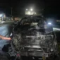 Kondisi kendaraan yang rusak dan terbakar usai kerusuhan pertandingan Persipura Jayapura vs Adhyaksa FC di Stadion Lukas Enembe, Papua. (Posnews/Ist)
