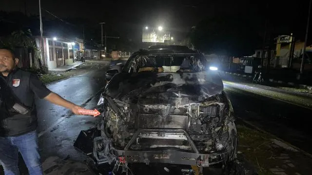 Kondisi kendaraan yang rusak dan terbakar usai kerusuhan pertandingan Persipura Jayapura vs Adhyaksa FC di Stadion Lukas Enembe, Papua. (Posnews/Ist)