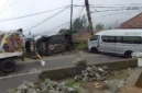 Kondisi minibus rusak usai kecelakaan beruntun di jalur wisata Gunung Bromo, Probolinggo. (Posnews/Ist)