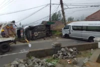 Kondisi minibus rusak usai kecelakaan beruntun di jalur wisata Gunung Bromo, Probolinggo. (Posnews/Ist)
