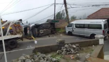 Kondisi minibus rusak usai kecelakaan beruntun di jalur wisata Gunung Bromo, Probolinggo. (Posnews/Ist)