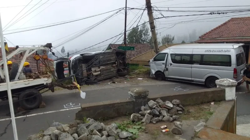 Kondisi minibus rusak usai kecelakaan beruntun di jalur wisata Gunung Bromo, Probolinggo. (Posnews/Ist)