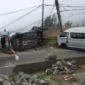 Kondisi minibus rusak usai kecelakaan beruntun di jalur wisata Gunung Bromo, Probolinggo. (Posnews/Ist)