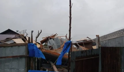 Kondisi rumah warga rusak akibat angin kencang dan hujan deras di Kecamatan Rumpin, Kabupaten Bogor.