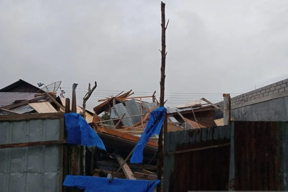 Kondisi rumah warga rusak akibat angin kencang dan hujan deras di Kecamatan Rumpin, Kabupaten Bogor. (Posnews/BPBD)
