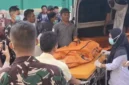 Petugas mengevakuasi korban kecelakaan maut bus ALS dan truk tangki BBM di Jalan Lintas Sumatera, Muratara, Sumatera Selatan. (Posnews/Ist)